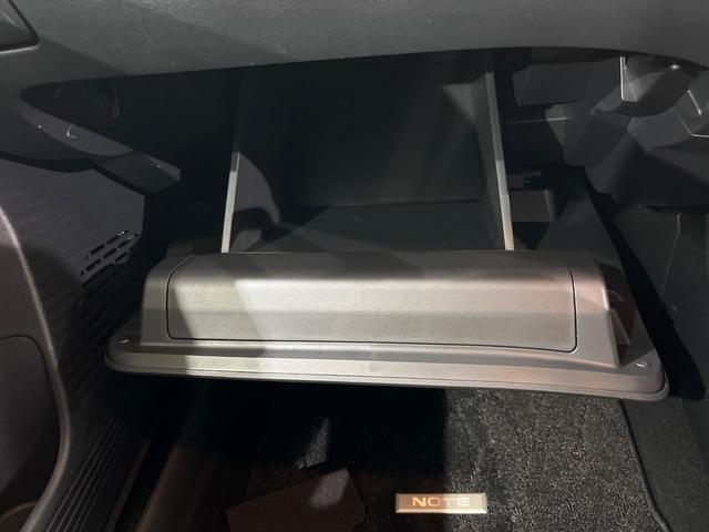 ノート Ｘ　ＦＯＵＲ　純正９インチナビ　バックカメラ　禁煙車　衝突軽減装置　スマートキー　オートライト　ＥＴＣ　シートヒーター　ドラレコ　レーンアシスト　クリアランスソナー　ドアバイザー　電動格納ミラー　プライバシーガラス（55枚目）