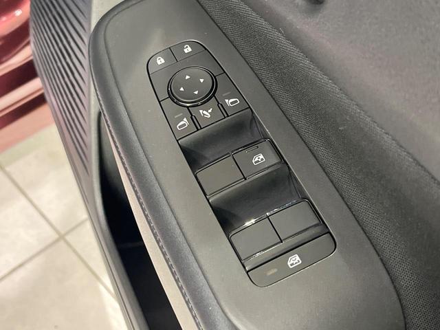 ノート Ｘ　ＦＯＵＲ　純正９インチナビ　バックカメラ　禁煙車　衝突軽減装置　スマートキー　オートライト　ＥＴＣ　シートヒーター　ドラレコ　レーンアシスト　クリアランスソナー　ドアバイザー　電動格納ミラー　プライバシーガラス（57枚目）