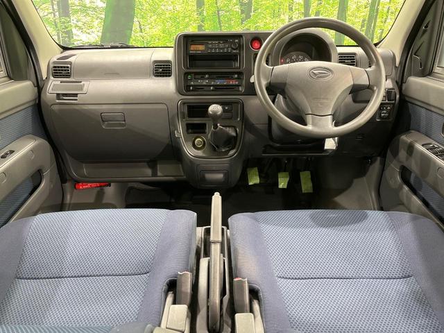 ハイゼットカーゴ クルーズ 4WD 5MT車 禁煙車 CD再生 エアコン 電動格納ミラー プライバシーガラス 盗難防止装置 ドアバイザー 両側スライドドア パワーステアリング ABS 衝突安全ボディ(2枚目)