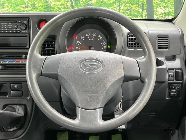 ハイゼットカーゴ クルーズ 4WD 5MT車 禁煙車 CD再生 エアコン 電動格納ミラー プライバシーガラス 盗難防止装置 ドアバイザー 両側スライドドア パワーステアリング ABS 衝突安全ボディ(10枚目)