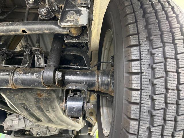 ハイゼットカーゴ クルーズ 4WD 5MT車 禁煙車 CD再生 エアコン 電動格納ミラー プライバシーガラス 盗難防止装置 ドアバイザー 両側スライドドア パワーステアリング ABS 衝突安全ボディ(21枚目)