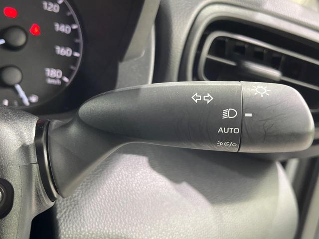 ヤリス X 4WD SDナビ バックカメラ 寒冷地仕様 セーフティーセンス レーダークルーズ 禁煙車 コーナーセンサー スマートキー ETC 車線逸脱警報 オートライト Bluetooth CD DVD再生(35枚目)