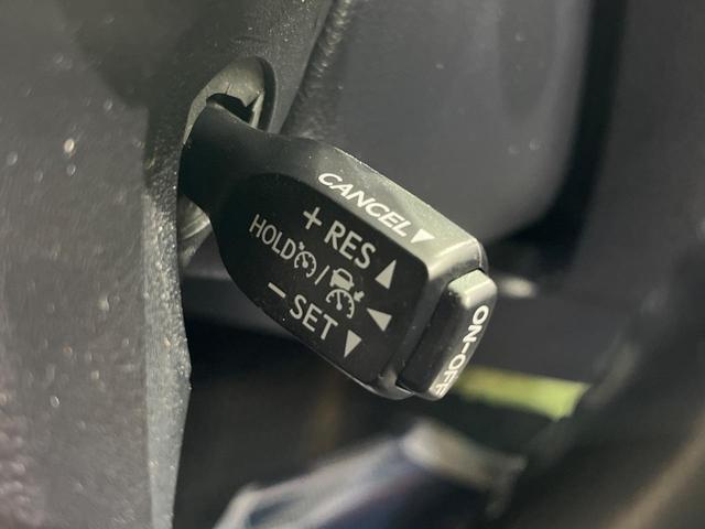 【レーダークルーズコントロール】高速道路での長距離走行が楽に！！自動で速度を保つクルーズコントロールが、衝突軽減システムと連携し、前方の車両を感知して車間を保つように速度調節してくれます！！