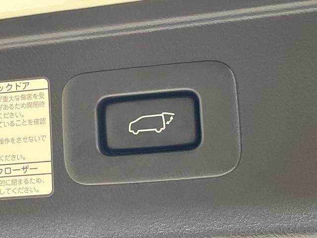 【パワーバックドア】スマートキーや運転席のボタンを押すだけでリアゲートが自動で開閉します！荷物を持っている時や、高い位置にあるバックドアを閉める際に便利な機能です♪