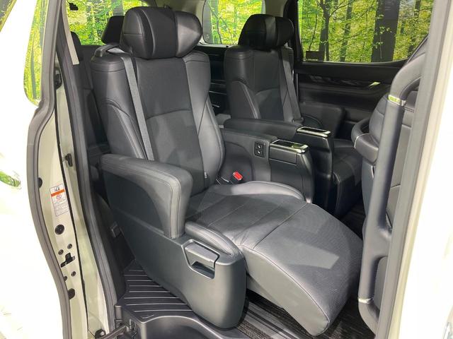 後部座席も気になるようなキズ・汚れやへたり等、大きなダメージはなく、良好な状態です。