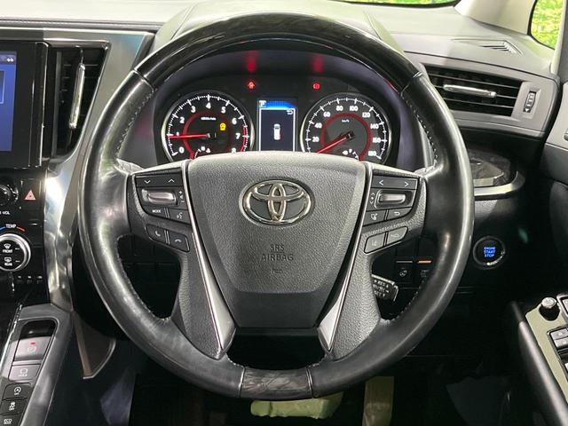 【ウッドコンビステアリング】高級感ある木目調パーツを採用した手に良く馴染むコンビハンドル。運転席廻りの雰囲気も一気に豪華になります！