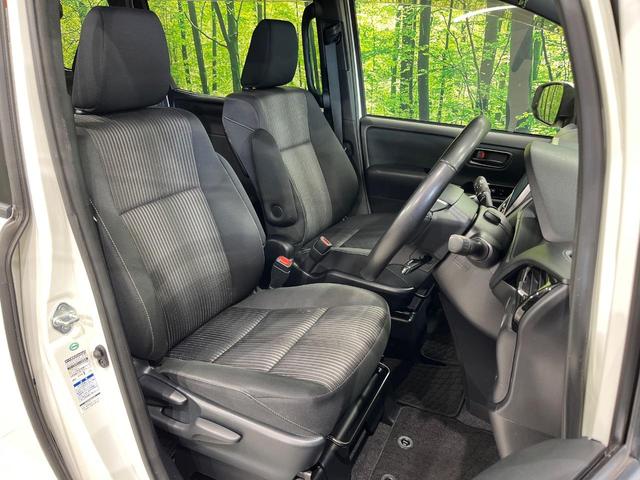 ヴォクシー ＺＳ　４ＷＤ　両側電動スライドドア　純正ＳＤナビ　バックカメラ　禁煙車　スマートキー　ＬＥＤヘッドライト　ＥＴＣ　クルコン　オートハイビーム　オートライト　デュアルエアコン　純正１６インチアルミ（9枚目）