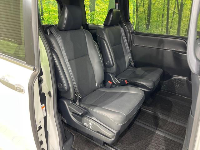 後部座席も気になるようなキズ・汚れやへたり等、大きなダメージはなく、良好な状態です。