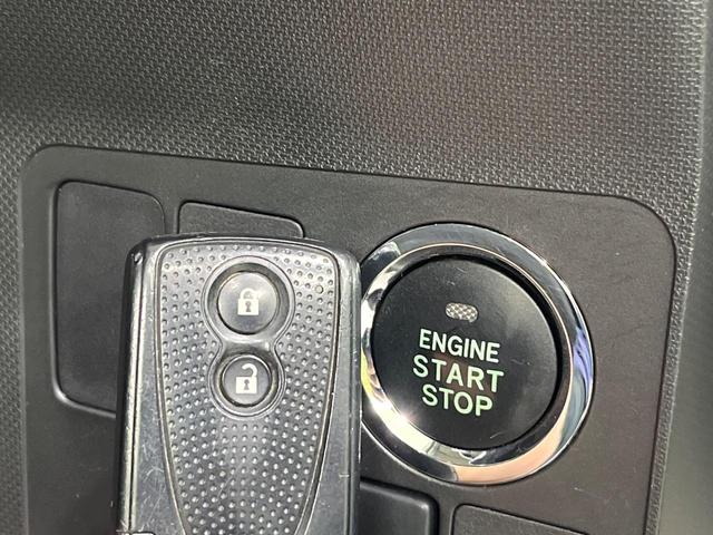 【スマートキー】カバンやポケットに入れたままでもドアの施錠・解錠が可能なスマートキーを装備。エンジンのオン・オフ時もカギを取り出す必要が無いからとっても便利です♪