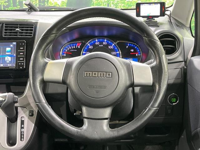 インテリアに合わせたデザインのステアリングは、運転される方のことも考え、運転しやすい形状、大きさです。是非一度、実際に触ってお確かめください。