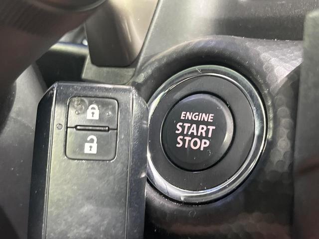 【キーレススタートシステム】カバンやポケットに入れたままでもドアの施錠・解錠が可能なスマートキーを装備。エンジンのオン・オフ時もカギを取り出す必要が無いからとっても便利です♪