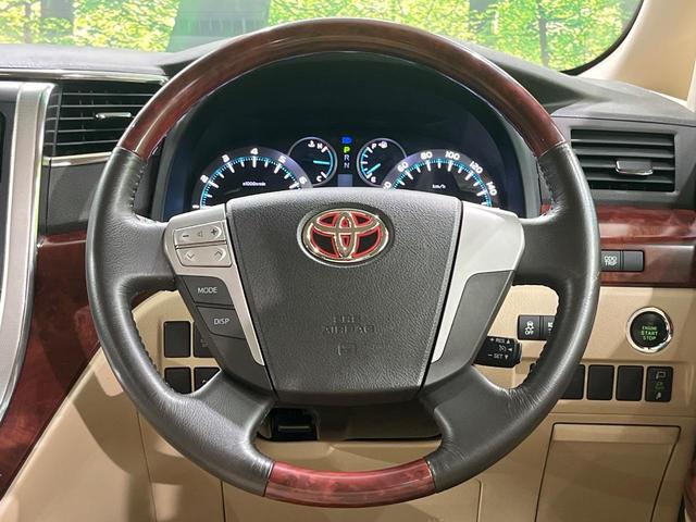 【ウッドコンビステアリング】高級感ある木目調パーツを採用した手に良く馴染むコンビハンドル。運転席廻りの雰囲気も一気に豪華になります！