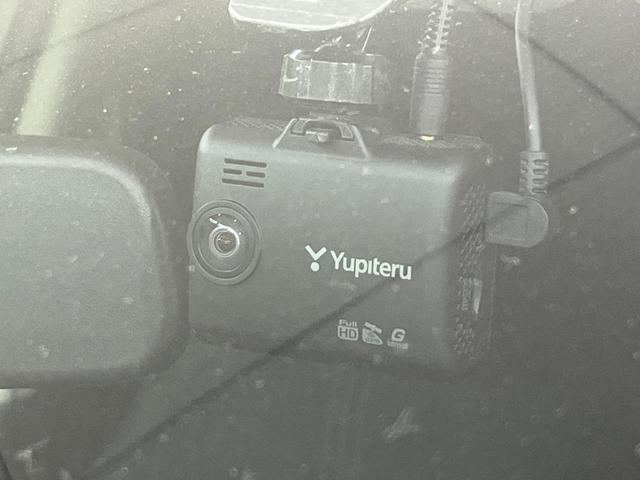 【ドライブレコーダー】安心・安全なカーライフに必須のドライブレコーダーを装備！走行中はもちろん、あおり運転や事故に遭遇した際の状況も映像で記録し、万一のリスクに備えます。