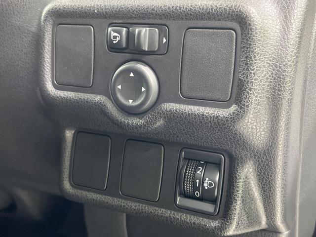 【電動格納ミラー】サイドミラーは電動格納式となっており、狭い駐車場でもキズがつくリスクを抑えられます。