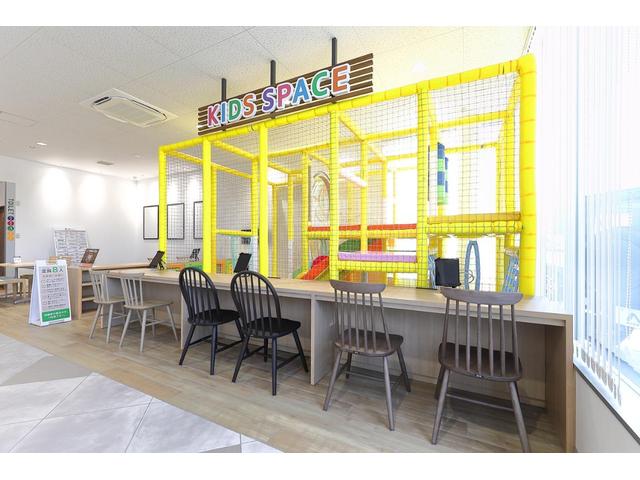 大きなキッズスペースも完備！小さなお子様連れでも、ゆっくりとお車探しをお楽しみいただけます。