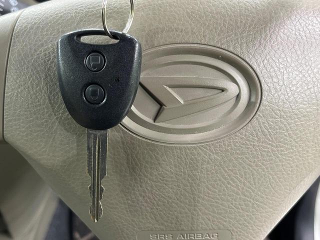 ミラ Ｘ　４ＷＤ　純正ＣＤオーディオ　ドライブレコーダー　禁煙車　キーレスキー　ドアバイザー　プライバシーガラス　電動格納ミラー　スペアタイヤ（6枚目）
