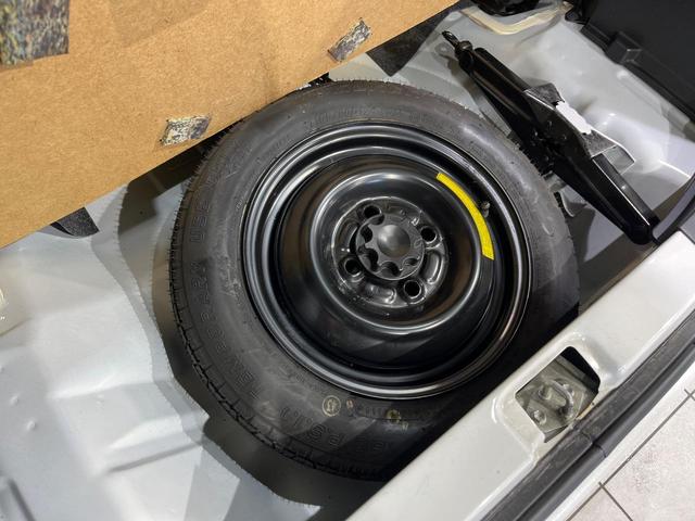 ミラ Ｘ　４ＷＤ　純正ＣＤオーディオ　ドライブレコーダー　禁煙車　キーレスキー　ドアバイザー　プライバシーガラス　電動格納ミラー　スペアタイヤ（42枚目）