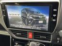 ヴォクシー ＺＳ　４ＷＤ　両側電動スライドドア　純正ＳＤナビ　バックカメラ　禁煙車　スマートキー　ＬＥＤヘッドライト　ＥＴＣ　クルコン　オートハイビーム　オートライト　デュアルエアコン　純正１６インチアルミ（5枚目）