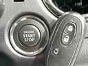 【キーレススタートシステム】カバンやポケットに入れたままでもドアの施錠・解錠が可能なスマートキーを装備。エンジンのオン・オフ時もカギを取り出す必要が無いからとっても便利です♪