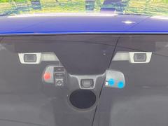 【アイサイトＶｅｒ３】前方の車両等を検知し、衝突しそうな時は警報で注意を促し、ブレーキを踏む力をサポート。ブレーキを踏めなかった場合は衝突被害軽減ブレーキが作動、衝突回避をサポートします。 3