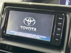 【純正ナビ】人気の純正ナビを装備しております。ナビの使いやすさはもちろん、オーディオ機能も充実！キャンプや旅行はもちろん、通勤や買い物など普段のドライブも楽しくなるはず♪ 4