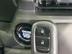 【Ｈｏｎｄａスマートキー】カバンやポケットに入れたままでもドアの施錠・解錠が可能なスマートキーを装備。エンジンのオン・オフ時もカギを取り出す必要が無いからとっても便利です♪ 7