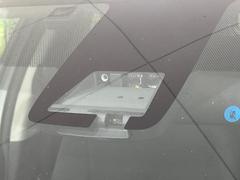 【トヨタセーフティセンス】走行中に前方の車両等を認識し、衝突しそうな時は警報とブレーキで衝突回避と被害軽減をアシスト。より安全にドライブをお楽しみいただけます。 3