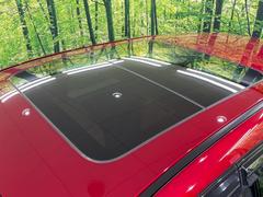 【サンルーフ】開放感たっぷりの希少装備、サンルーフが装着されています！車内に明かりを取り入れたり景色を楽しむ以外にも、車内の空気も簡単に換気できて快適です！ 3
