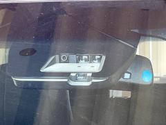 【三菱ｅ−Ａｓｓｉｓｔ】走行中に前方の車両等を認識し、衝突しそうな時は警報とブレーキで衝突回避と被害軽減をアシスト。より安全にドライブをお楽しみいただけます。 6