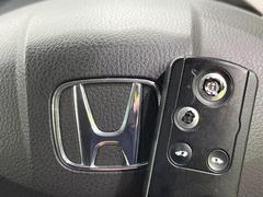 【Ｈｏｎｄａスマートキー】カバンやポケットに入れたままでもドアの施錠・解錠が可能なスマートキーを装備。エンジンのオン・オフ時もカギを取り出す必要が無いからとっても便利です♪ 7