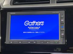【純正ナビ】人気の純正ナビを装備しております。ナビの使いやすさはもちろん、オーディオ機能も充実！キャンプや旅行はもちろん、通勤や買い物など普段のドライブも楽しくなるはず♪ 4