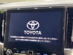 【純正ナビ】人気の純正ナビを装備しております。ナビの使いやすさはもちろん、オーディオ機能も充実！キャンプや旅行はもちろん、通勤や買い物など普段のドライブも楽しくなるはず♪ 5