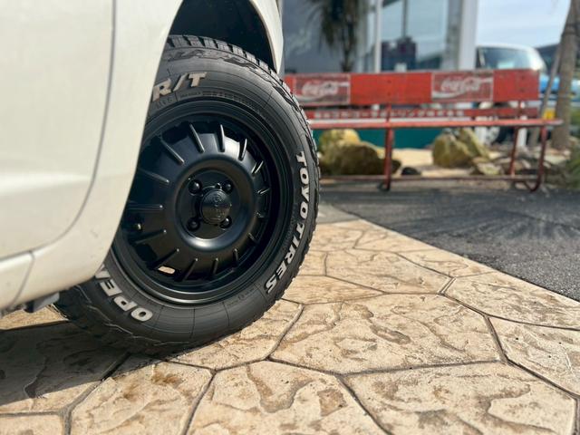 プロボックス ＧＬ　ＴＯＹＯＴＡグリル／リフトアップ仕様／オフビートＢｏｕｎｔｙコレクションホイール１４インチ／オープンカントリー／レトロ調シートカバー／ウッドパーツ／ＣＵＲＴルーフラック／ＣａｒｒｏｚｚｅｒｉａナビＴＶ（24枚目）