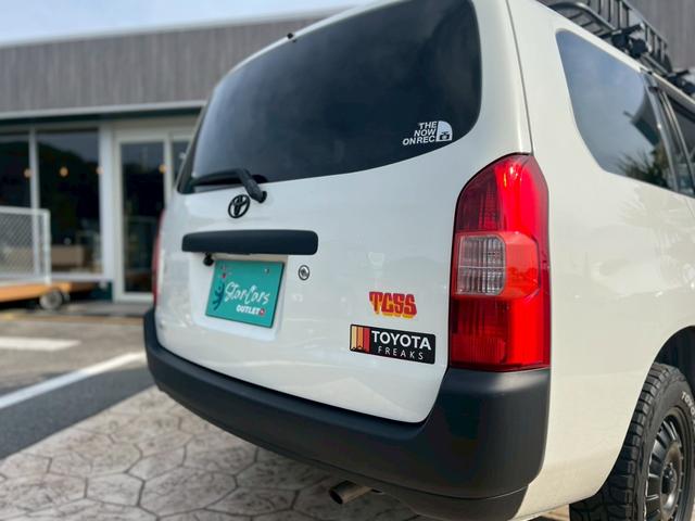 プロボックス ＧＬ　ＴＯＹＯＴＡグリル／リフトアップ仕様／オフビートＢｏｕｎｔｙコレクションホイール１４インチ／オープンカントリー／レトロ調シートカバー／ウッドパーツ／ＣＵＲＴルーフラック／ＣａｒｒｏｚｚｅｒｉａナビＴＶ（26枚目）