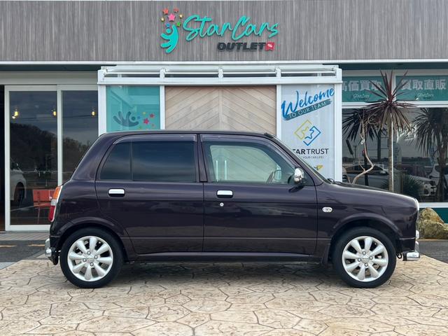 ミラジーノ ジーノ　社外ステアリング　パワステ　キーレス付き　衝突安全ボディ　マニュアルエアコン　全席パワーウインドウ　ＳＲＳ　カロッツェリアナビ（5枚目）