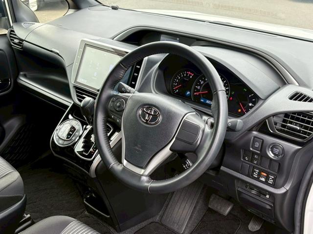 ヴォクシー ＺＳ　煌ＩＩ　ＴＲＤフルエアロ　純正１０インチナビ　バックカメラ　Ｂｌｕｅｔｏｏｔｈ　フルセグＴＶ　両側電動スラ　ドラレコ　ＥＴＣ２．０　衝突軽減ブレーキ　レーンキープ　ＬＥＤライト　オートハイビーム　ＭＴモード付（22枚目）