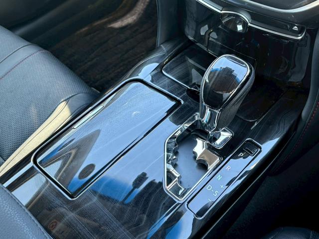 クラウンハイブリッド アスリートＧ　純正ディスプレイナビ　全周囲カメラ　フルセグ　Ｂｌｕｅｔｏｏｔｈ　クリソナ　ＡＣＣ　純正ＡＷ　前列ベンチレーション　パワーシート　ハンドルチルト　オートハイビーム　ＥＴＣ　革シート　レーンキープ（13枚目）