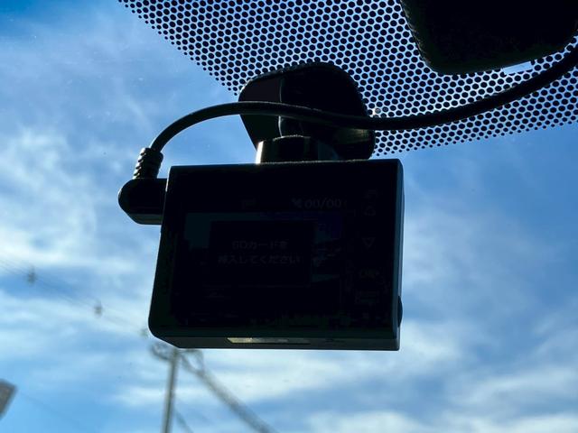 ハリアーハイブリッド プレミアム　アルパイン１０インチナビ　ＴＲＤフルエアロ　バックカメラ　フルセグ　Ｂｌｕｅｔｏｏｔｈ　ＡＣＣ　ＥＴＣ　ドラレコ　ハーフレザーシート　パワーシート　パワーバッグドア　スマートキー　オートエアコン（21枚目）