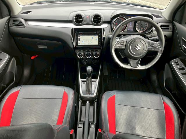 スイフト 　純正７インチナビ　全周囲カメラ　ＭＴモード　パドルシフト　ＡＣＣ　フルセグＴＶ　Ｂｌｕｅｔｏｏｔｈ　ＣＤ　ＤＶＤ　レーンキープ　衝突軽減ブレーキ　フォグランプ　リアフォグ　ＥＴＣ　リアスポイラー（2枚目）