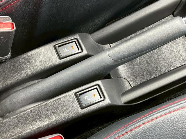 スイフト 　純正７インチナビ　全周囲カメラ　ＭＴモード　パドルシフト　ＡＣＣ　フルセグＴＶ　Ｂｌｕｅｔｏｏｔｈ　ＣＤ　ＤＶＤ　レーンキープ　衝突軽減ブレーキ　フォグランプ　リアフォグ　ＥＴＣ　リアスポイラー（17枚目）