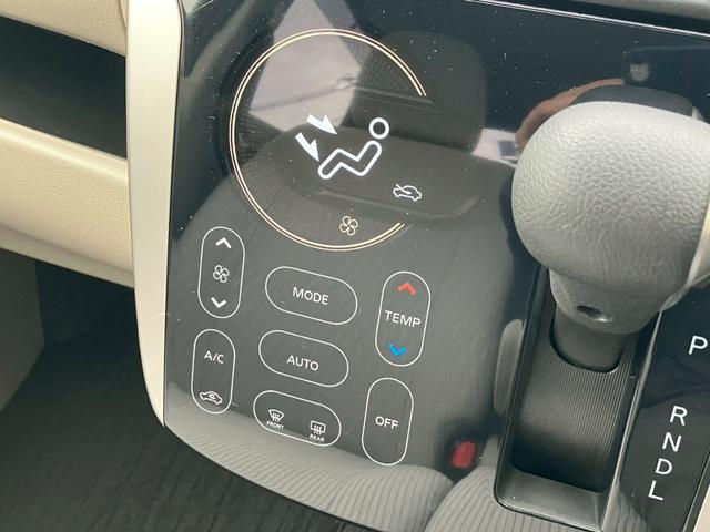 【オートエアコン】オートエアコンは温度を設定すれば自動で快適な状態をキープしてくれるので運転中の温度操作が減り安全面でも安心ですね。