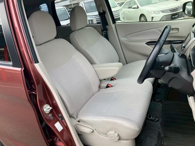 【フロントシート】使用頻度が高いからこそ気になるポイントの一つです。きれいな状態で目立つキズや汚れはありません。