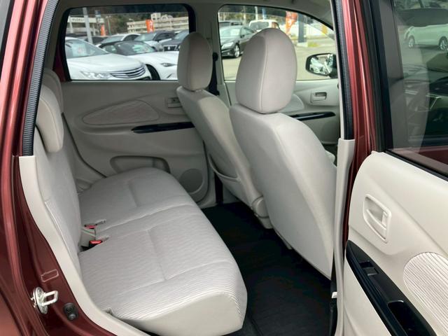 【リアシート】広々としているので後部座席の方も快適にドライブができます♪