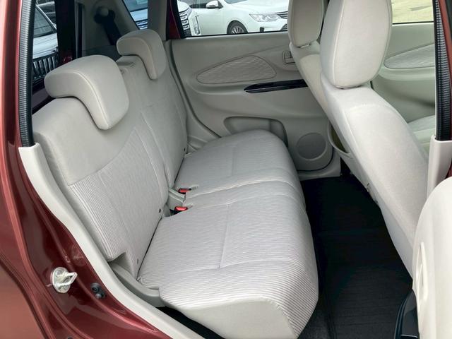 【リアシート】広々としているので後部座席の方も快適にドライブができます♪