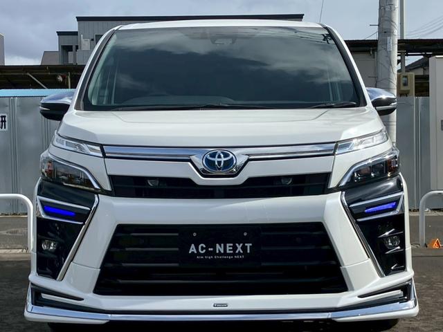 ヴォクシー ハイブリッドＺＳ　煌ＩＩＩ　純正ディスプレイナビ　バックカメラ　フルセグ　モデリスタフルエアロ　クルコン　Ｗエアコン　シートヒーター　ＥＴＣ　電動格納ミラー　オートライト　ステリモ　衝突軽減　レーンキープ　横滑り防止　エアバッグ（4枚目）