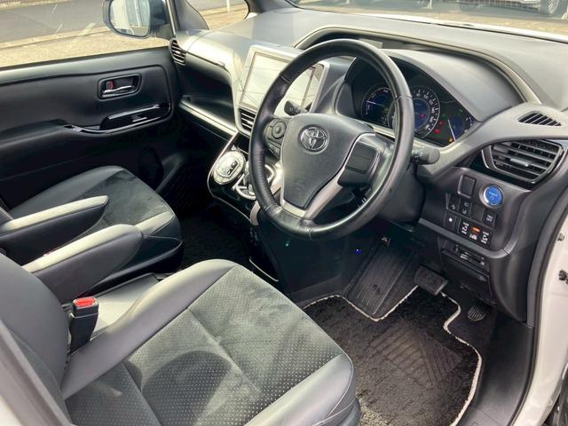 ヴォクシー ハイブリッドＺＳ　煌ＩＩＩ　純正ディスプレイナビ　バックカメラ　フルセグ　モデリスタフルエアロ　クルコン　Ｗエアコン　シートヒーター　ＥＴＣ　電動格納ミラー　オートライト　ステリモ　衝突軽減　レーンキープ　横滑り防止　エアバッグ（23枚目）