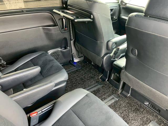 ヴォクシー ハイブリッドＺＳ　煌ＩＩＩ　純正ディスプレイナビ　バックカメラ　フルセグ　モデリスタフルエアロ　クルコン　Ｗエアコン　シートヒーター　ＥＴＣ　電動格納ミラー　オートライト　ステリモ　衝突軽減　レーンキープ　横滑り防止　エアバッグ（25枚目）