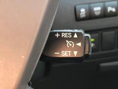 【クルーズコントロール】手元のボタンで一定速度での巡行が可能です。速度調節も可能です。高速道路走行時に便利な機能ですね♪ 7