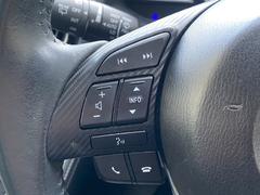【ステアリングスイッチ】オーディオのボリュームの調節や、ラジオのチャンネルの変更、電話の受け取りなどを可能にします。運転中に目線を下げずに操作可能です。 6