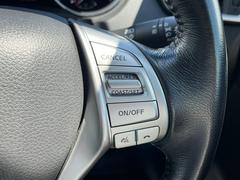 【クルーズコントロール】手元のボタンで一定速度での巡行が可能です。速度調節も可能です。高速道路走行時に便利な機能ですね♪ 5